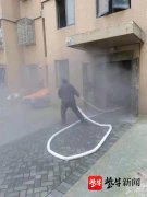 小区突发火灾，保安英勇救火