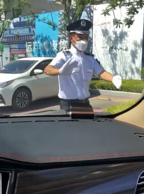辽宁大连：售楼处保安指挥倒车，专业程度让人惊叹