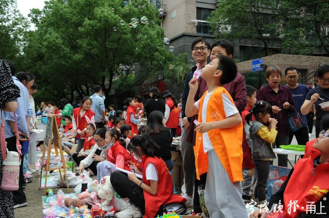 为这名保安，102户家庭爱心义卖，现场太温暖！